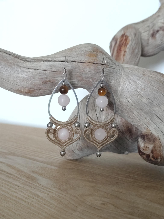 Boucles d&#039;oreilles goutte en macramé et pierres fines