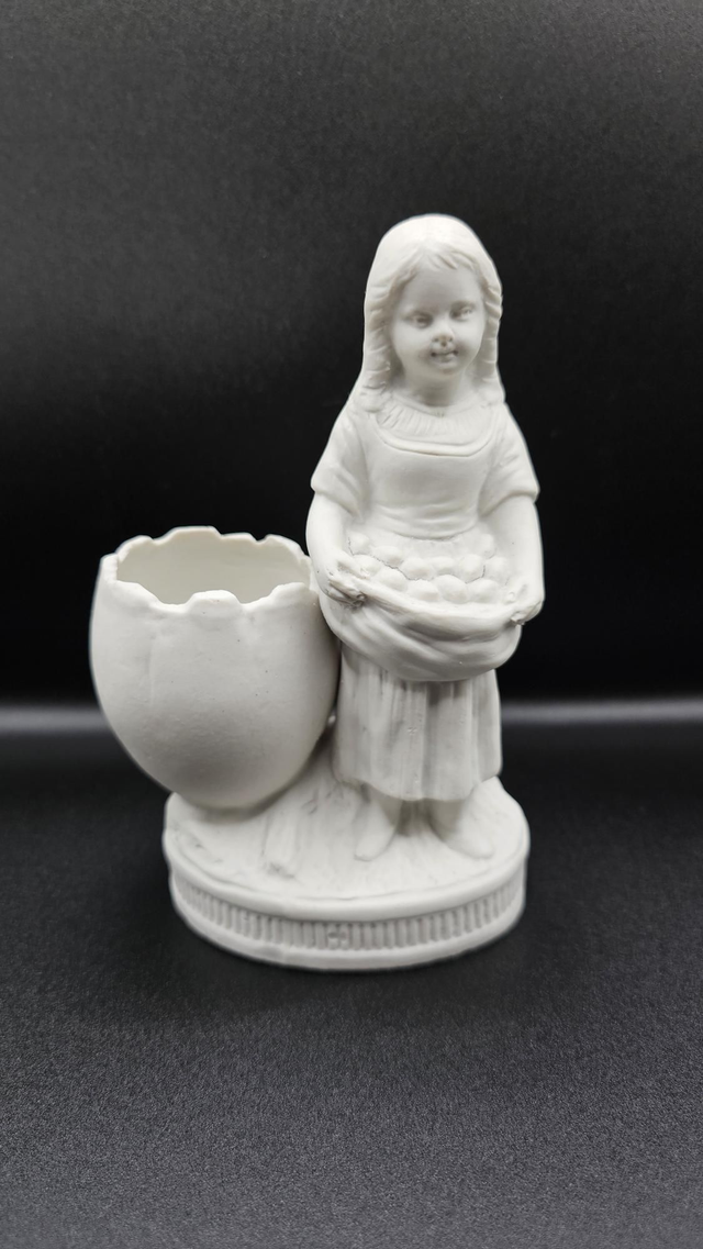 Adorable bouquetière en biscuit XIXÈME