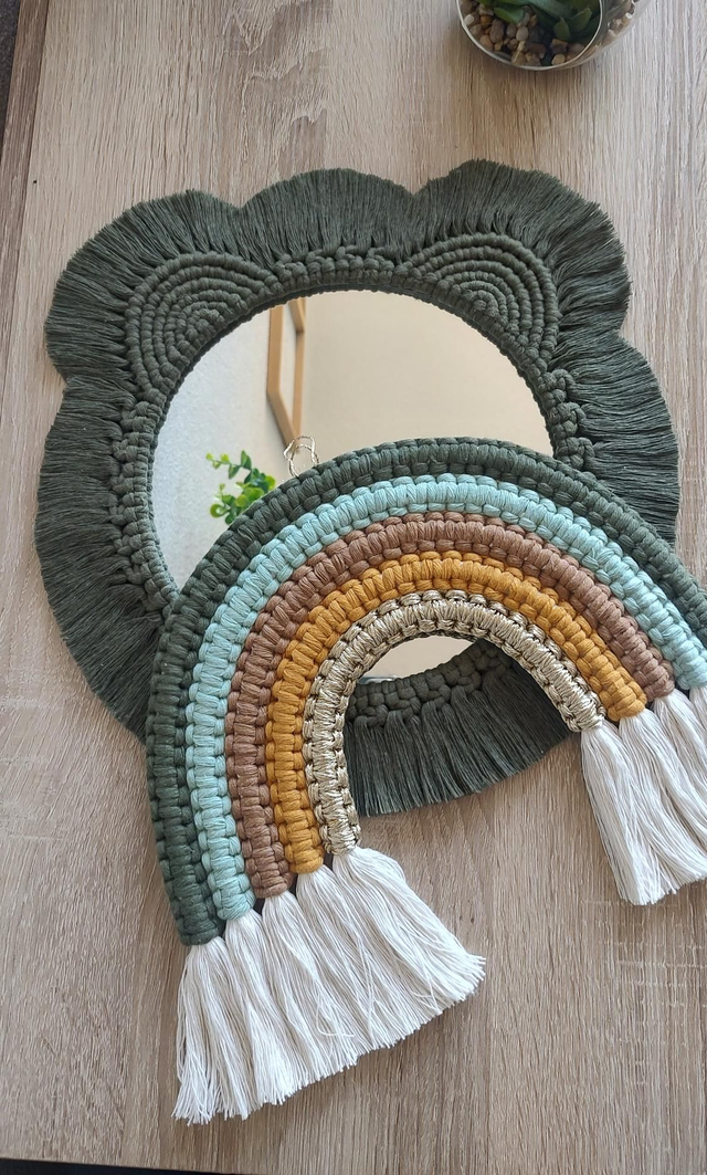 Miroir ourson kaki & Arc-en-ciel "Savana" - Déco bohème macramé Fait main - Chambre enfant