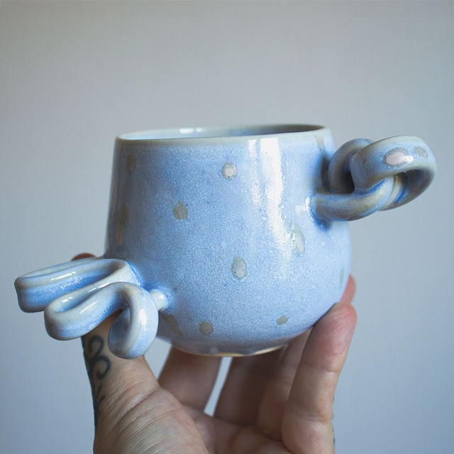 Tasse baby blue, doubles anses biscornues, poids beiges rosés