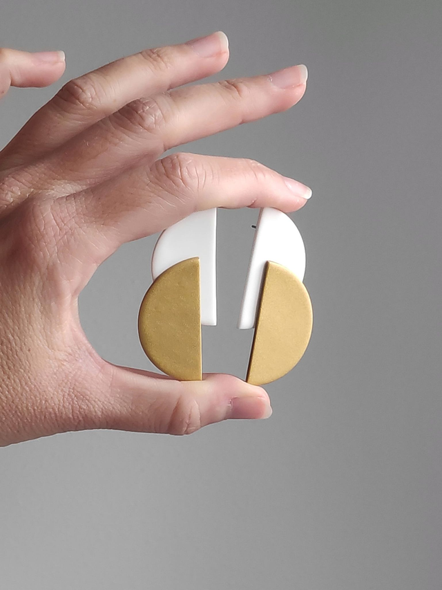 Semicírculos blanco y dorado