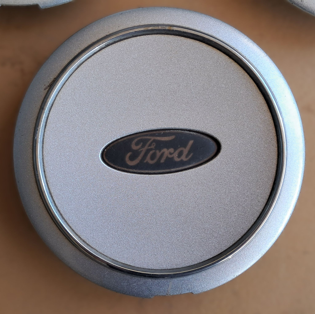 Enjoliveur centre de roue Ford Fiesta Occasion 