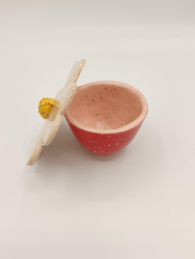 Tasse à expresso rouge moucheté intérieur rose moucheté