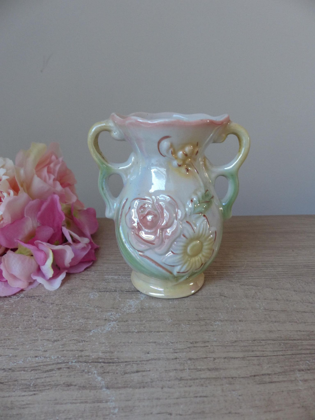 Petit Vase Vintage en Céramique Irisée – Double Poignées, Décor Floral Pastel Peint Main, Brésil, Déco Romantique Chambre, Boudoir ou Salon