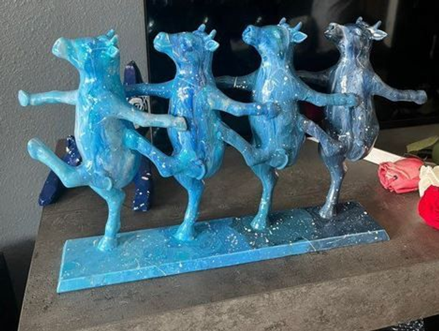 Statue vache farandole