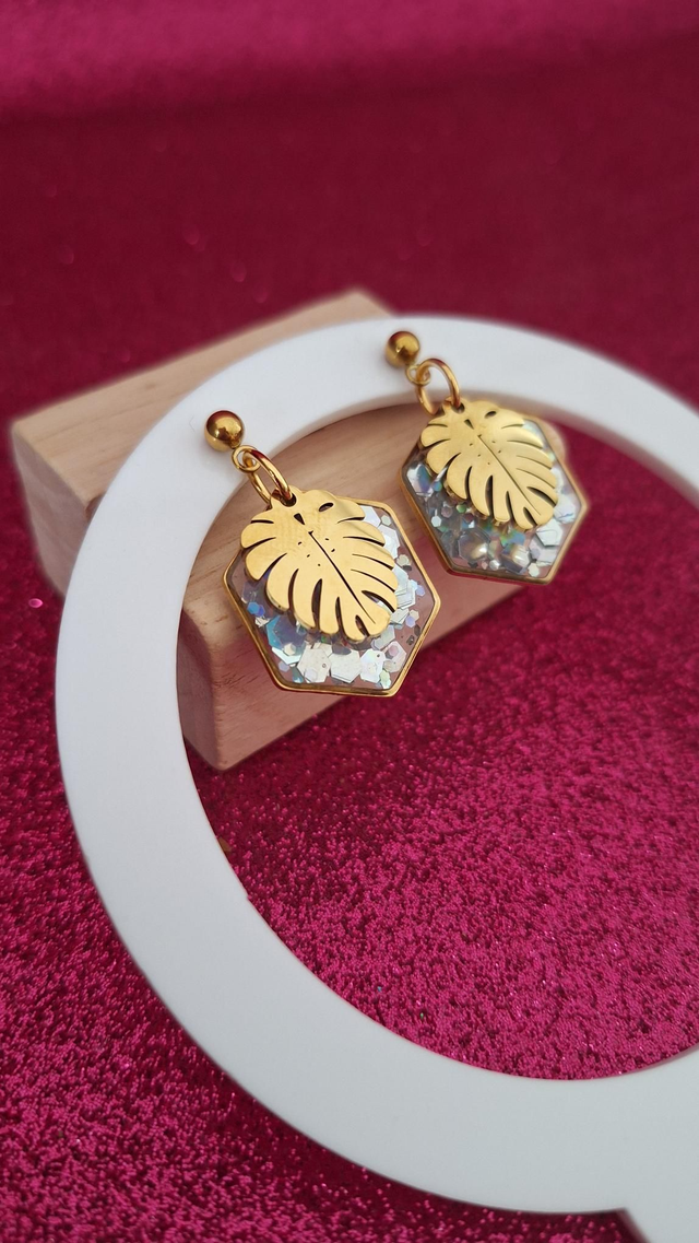 Boucles d&#039;oreilles Monstera dorées paillettes argentées 