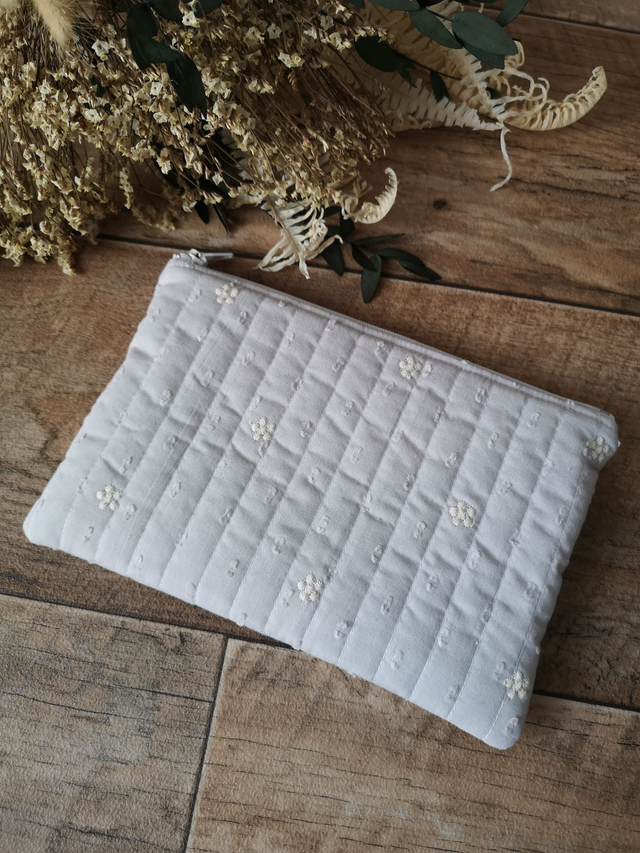 Pochette plate matelassée fleurs brodées 
