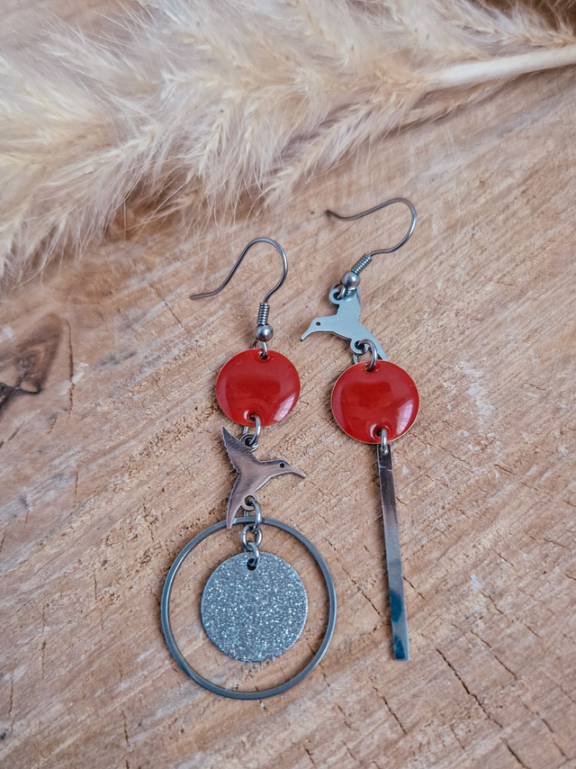 Boucles d'oreilles dépareillées "L'oiseau" - Modèle argenté et rouge