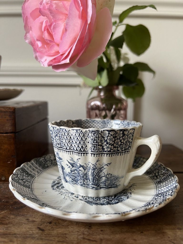 DENTELLE - Grande Tasse à café bleue & sa sous-tasse de la manufacture Royale de Lunéville - Terre de Fer