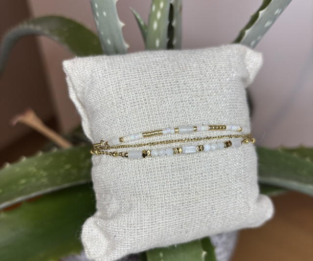 Bracelet triples rangs à perles blanche 