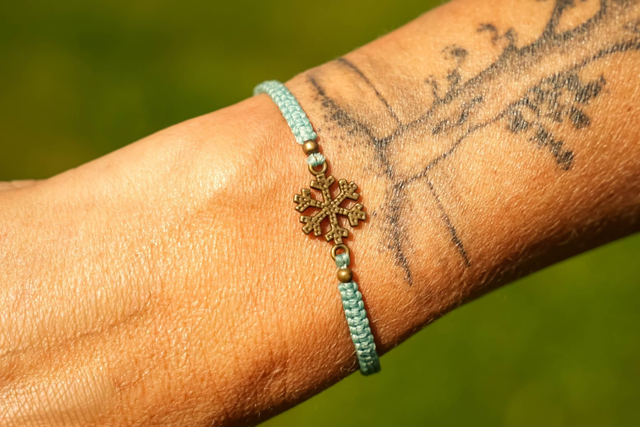 Bracelet en micro-macramé vert d&#039;eau et pendentif flocon de neige