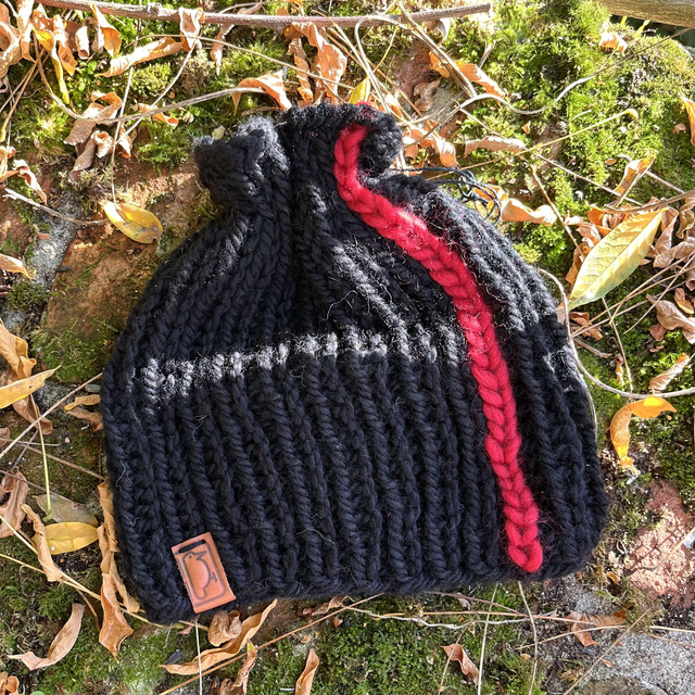 Zwarte muts met rode streep