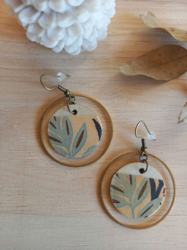 Boucles d&#039;oreilles Bois - disque bois et papier décoratif printemps - feuilles - bleu - montures bronze
