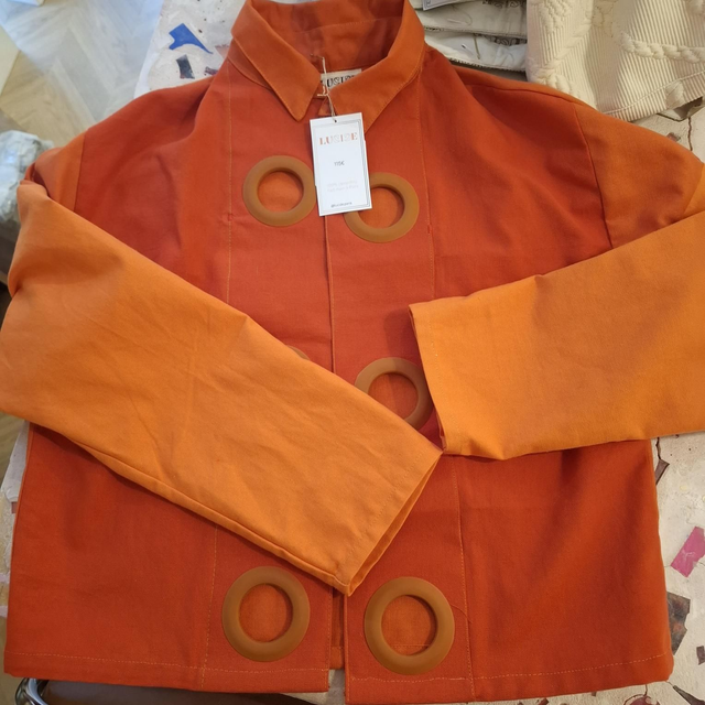 Luc19 veste orange rideau