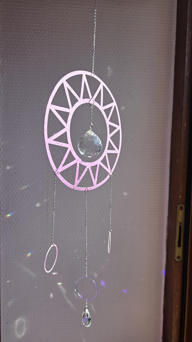 Attrape-Soleil avec pierre cristal à suspendre près d’une fenêtre