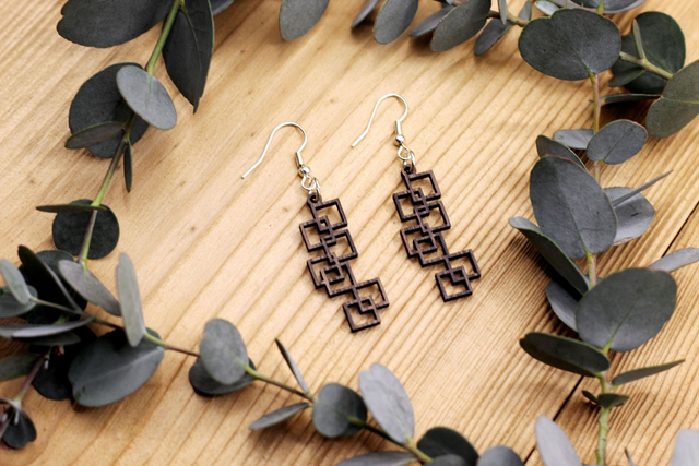 Boucles d&#039;Oreilles en Bois Massif - Frêne ou Noyer - Modèle Petits Carrés