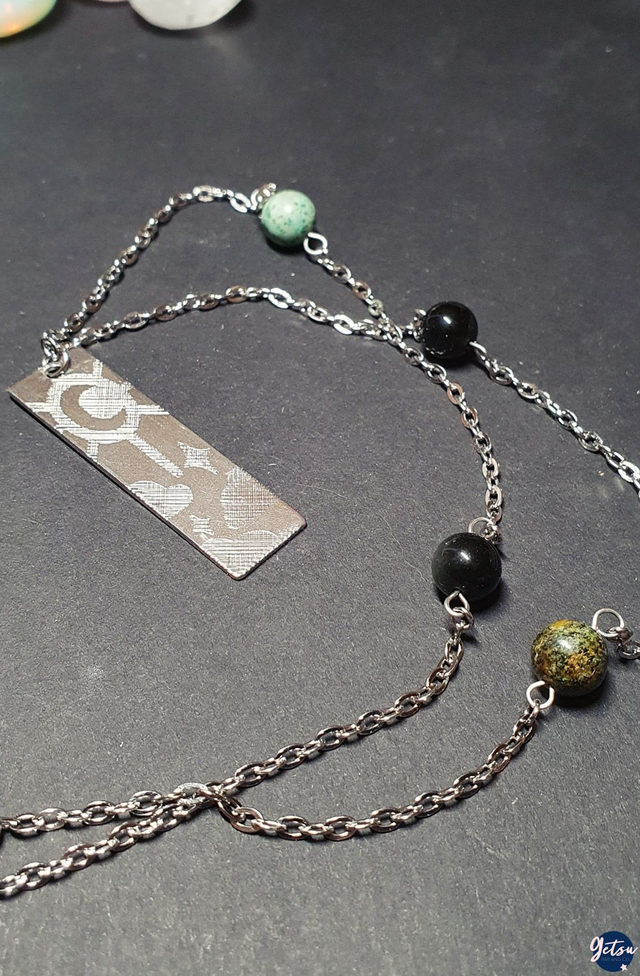 Collier lune gravée, onyx et turquoise africaine
