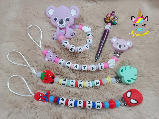 2 Attaches tétines + 1 Attache tétine Idole + 1 Hochet + 1 Stylo avec recharge