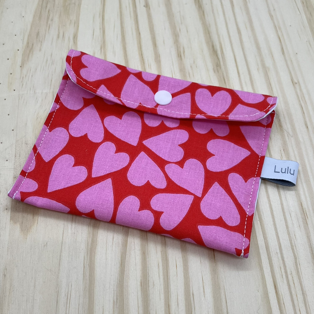 Pochette imperméable grands cœurs rose 