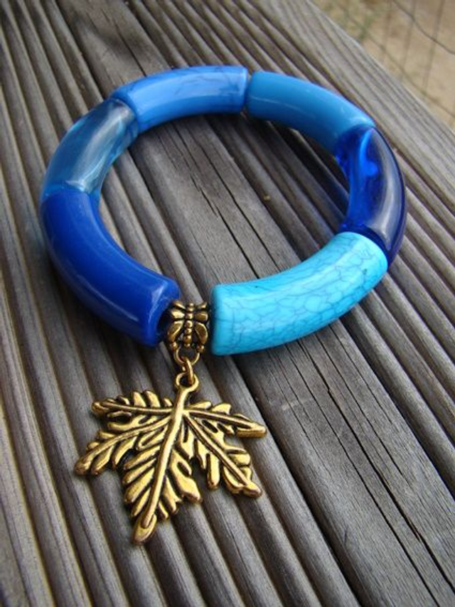 Bracelet perles tubes incurvées Mohana Neela breloque feuille d&#039;érable