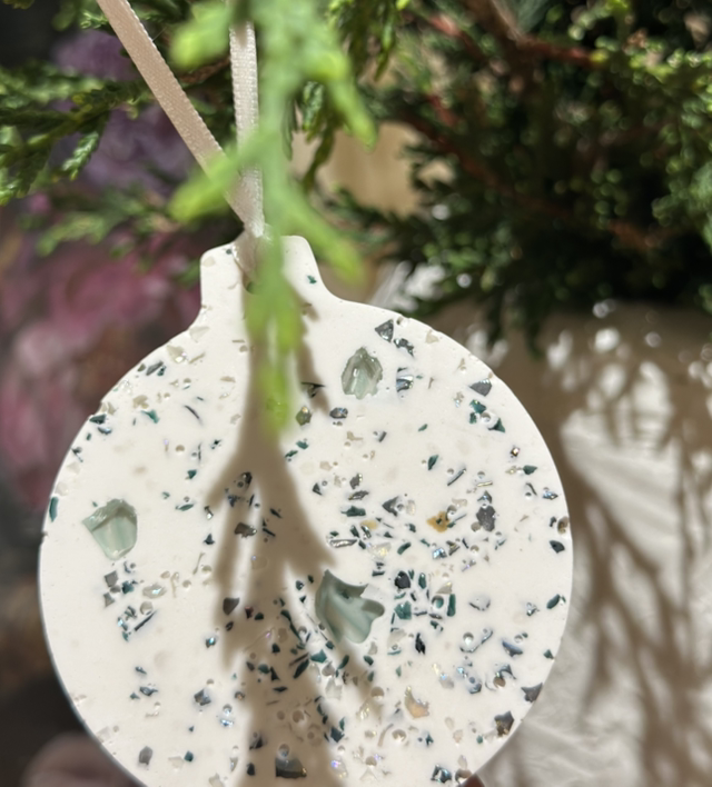 JESMONITE SET OF 3 BAUBLES GREEN