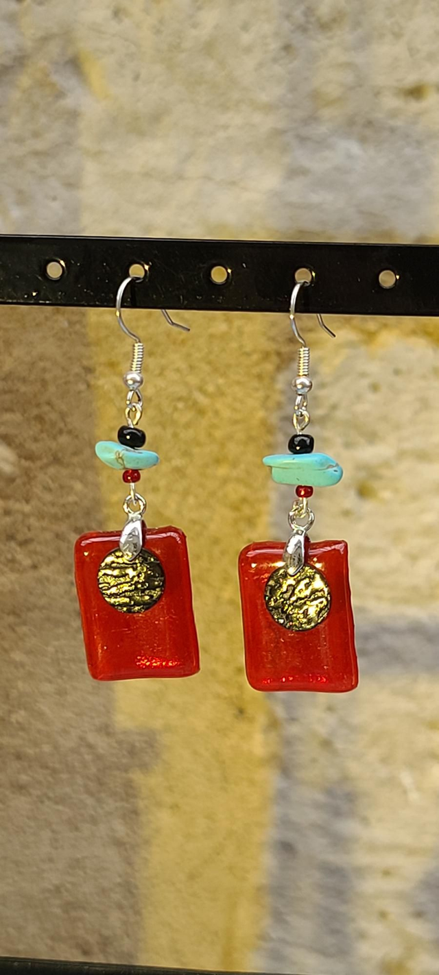 Boucles d&#039;oreilles en verre rouge cerise transparent.