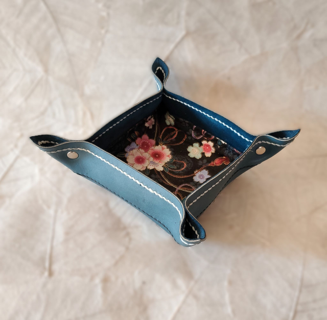 Vide-poche en cuir bleu, style japonisant