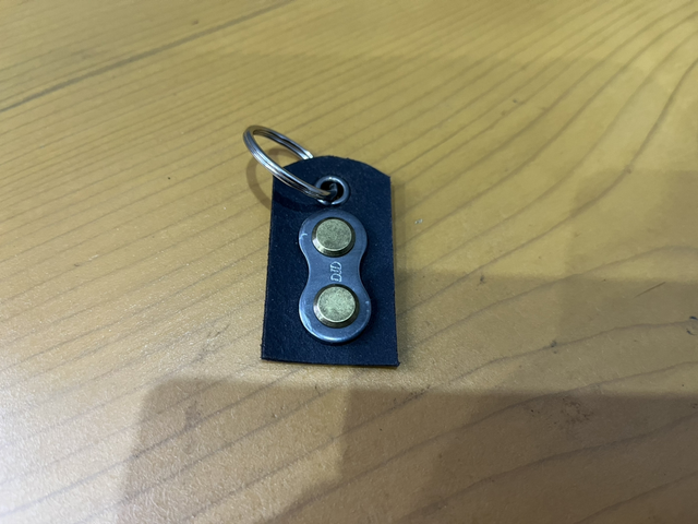 Porte clé maillon chaîne moto cuir marron 