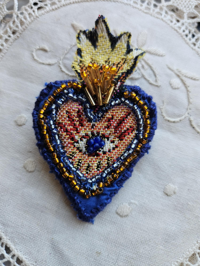 Broche cœur œil de protection 