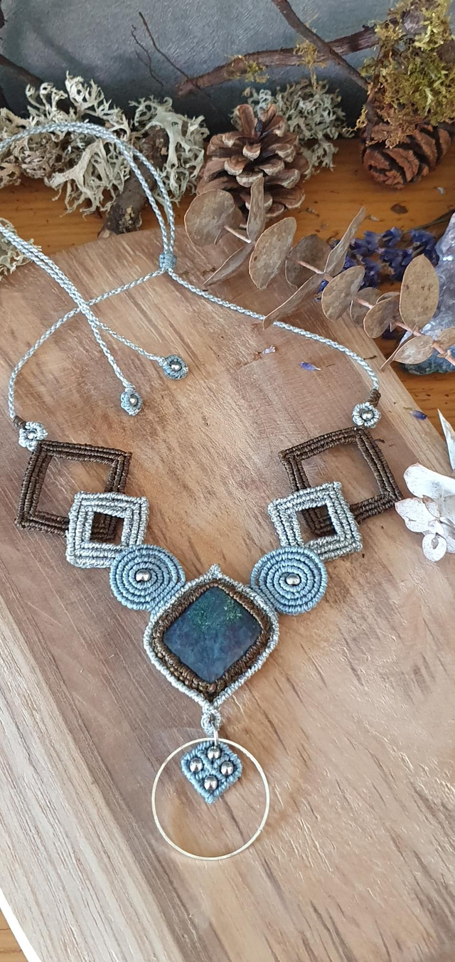 Magnifique collier géométrique en micromacramé 