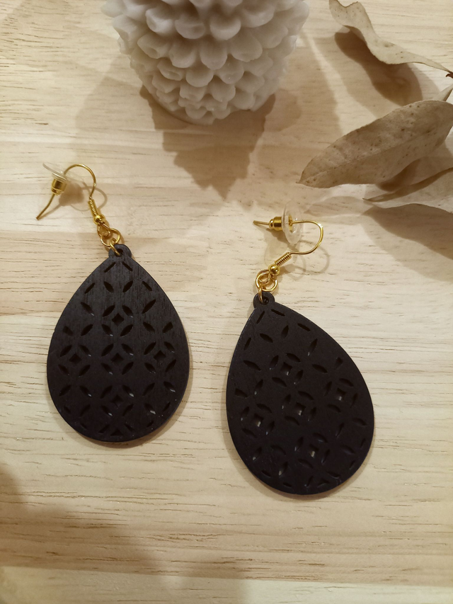 Boucles d&#039;oreilles Bois - motifs croisés - noir