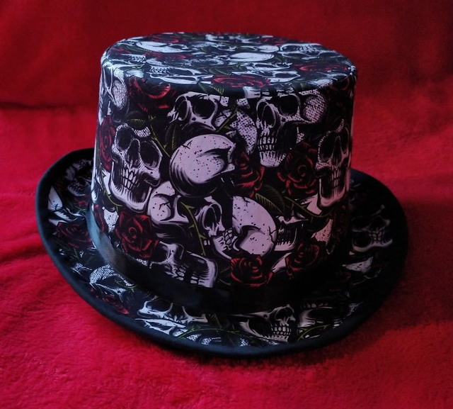 Top hat gothique crânes et roses