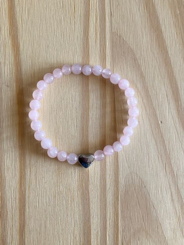 Bracelet élastique Quartz Rose de 6 mm et petit cœur inoxydable