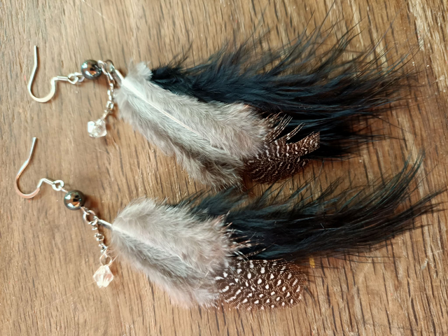 Boucles d'oreilles plumes mouchetée  et noire