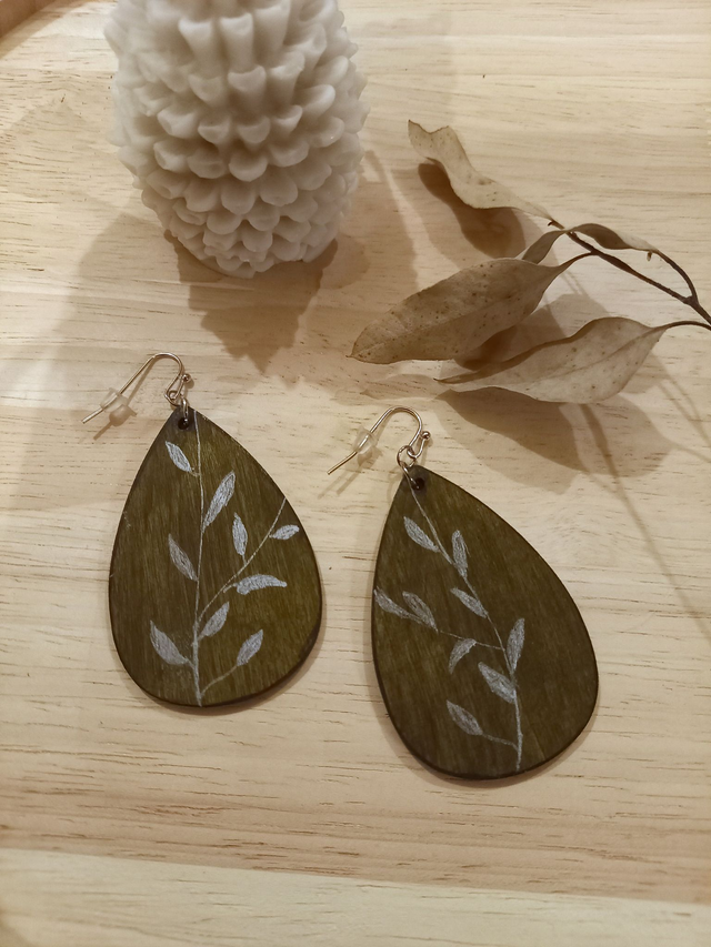 Boucles d&#039;oreilles Bois - goutte dessinée - marron jaune et gris