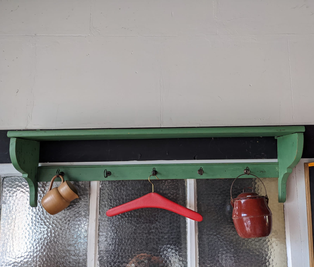 patère en bois repeint verte