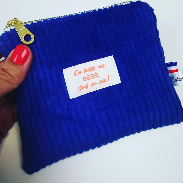 Pochette Romy &quot;on laisse pas bébé dans un coin&quot; 