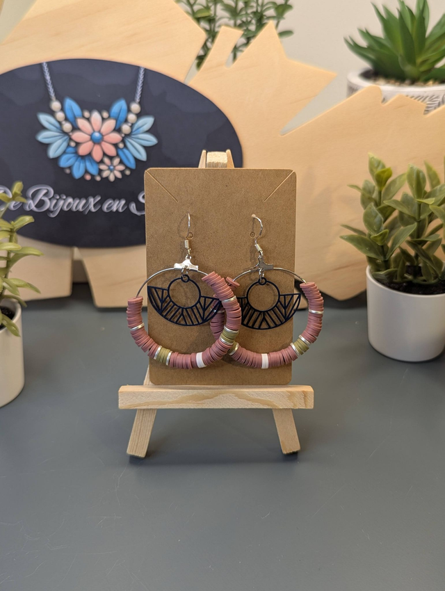 Boucles d&#039;oreilles créoles ronde avec perles plates.