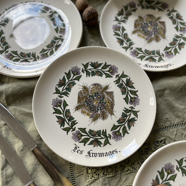 Série de 9 assiettes «  les fromages » de Gien 