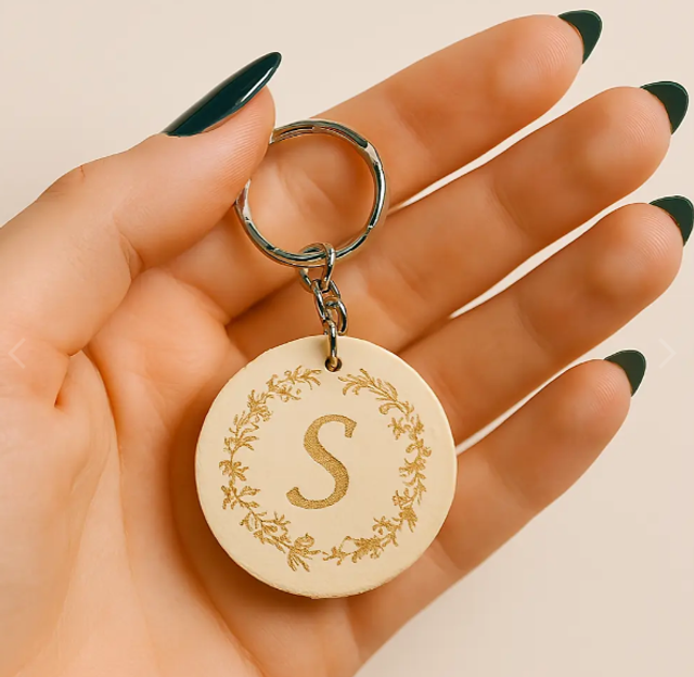 porte clefs bois rond initial L’élégance gravée en bois