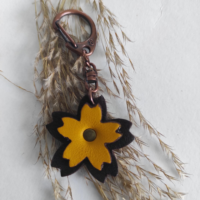 Porte clés fleur en cuir 