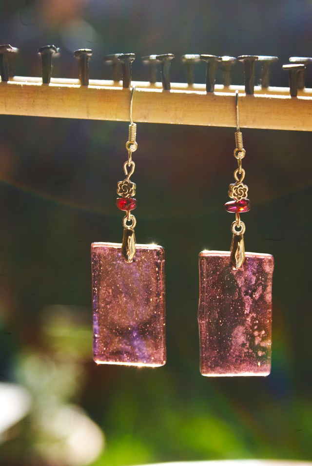 Boucles d'oreilles prune  en verre transparent. Numéro 1