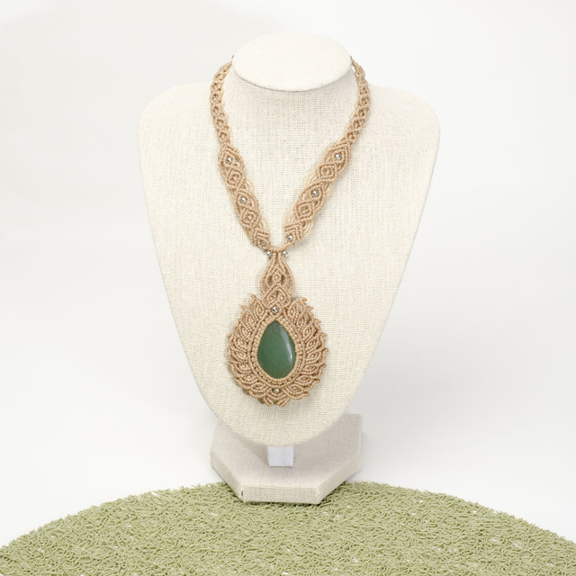 Collier en micro macramé avec Aventurine Verte