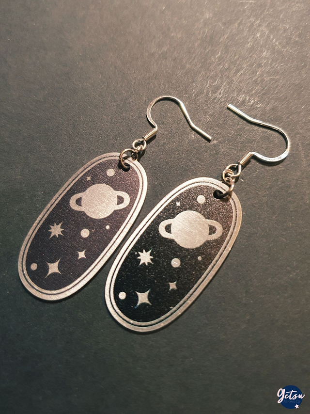 Boucles d&#039;oreilles de planètes et étoiles