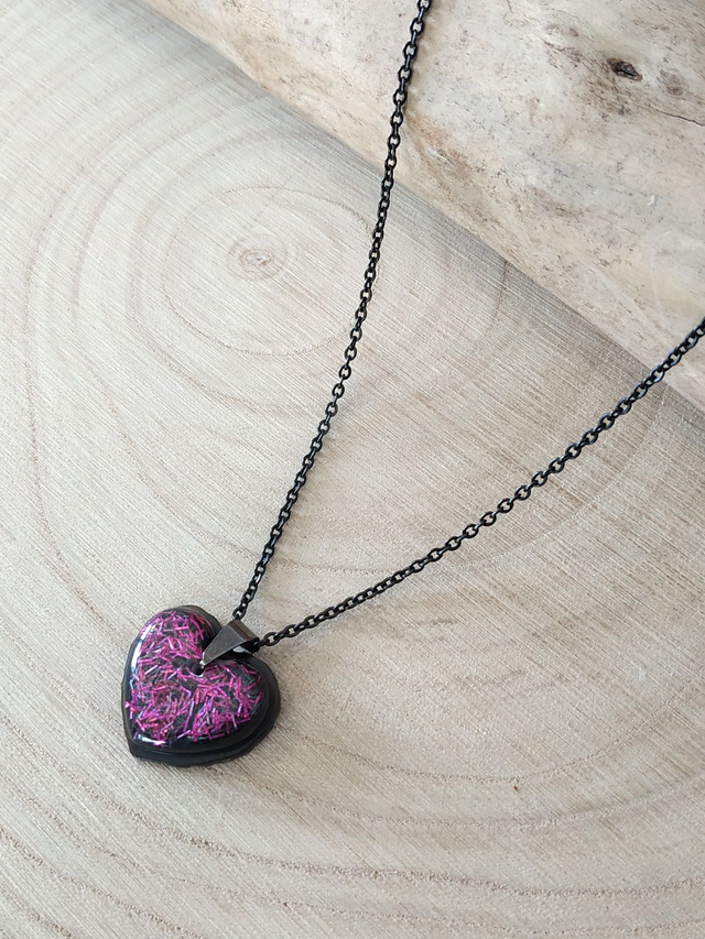 Collier noir cœur violet pailleté