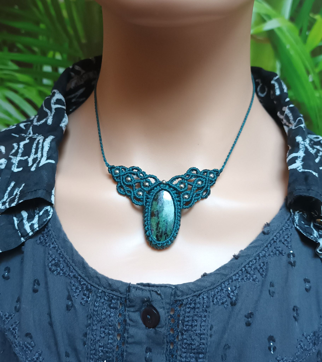 Collier en zoïsite rubis