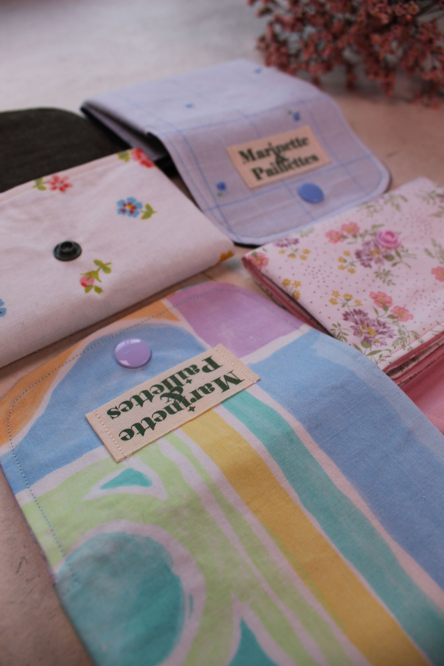 Porte-monnaie upcyclé petites fleurs bleues