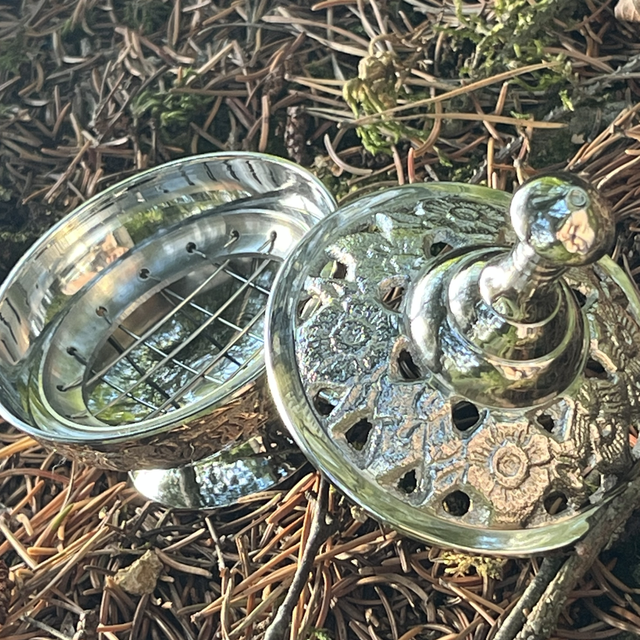 Brûleur d'encens "flora" en laiton nickelé