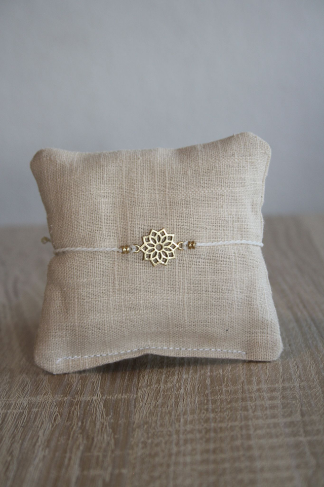 Schlichtes Makramee-Armband mit Kronenchakra