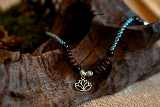 Collier en micro-macramé bleu et pendentif Fleur de Lotus
